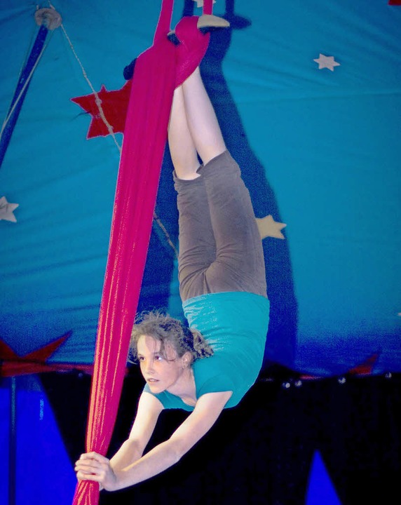 Akrobatisch auf Zeitreise: junge Artistin des Zirkus Ragazzi.   | Foto: Privat