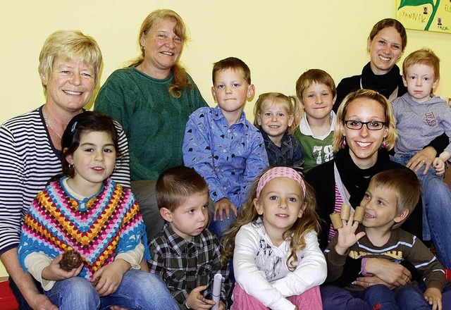 Miriam Kurz, Anna Kiefer, Doris Gtzma... rechts) inmitten ihrer Zwergenschar.   | Foto: Frey