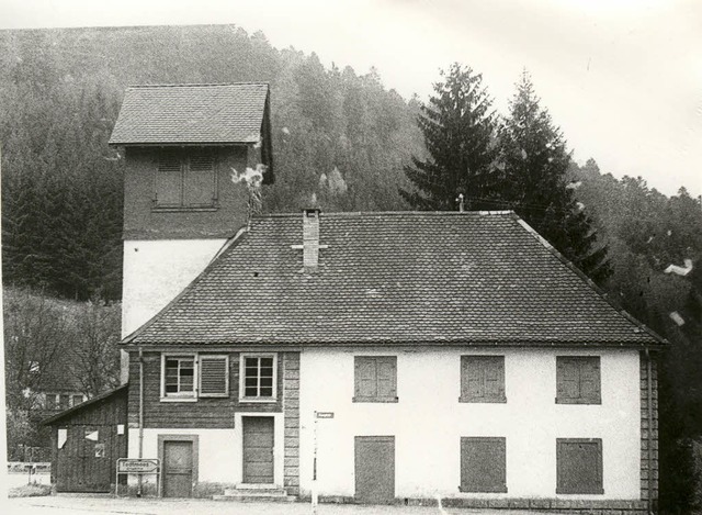Das alte Spritzenhaus mit dem Turm, in...prgte in frherer Zeit das Ortsbild.   | Foto: Oehler