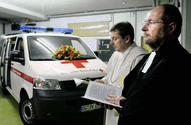 Im November 2009  haben die Pfarrer Al...s (rechts) das neue DRK-Auto geweiht.   | Foto: Archiv: Wolfgang Knstle