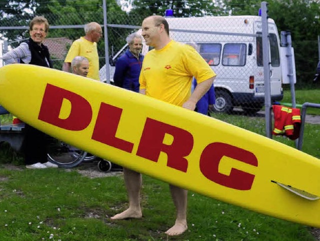 Der Vorsitzende der DRLG-Ortsgruppe Fr...chwimmer in die Wachsaison gestartet.   | Foto: Wolfgang Knstle