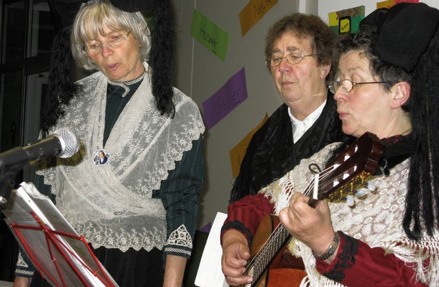 Edith Tucci (von links), Heidi Knodel,...schlern Hebel und dessen Zeit nher.   | Foto: PRIVAT