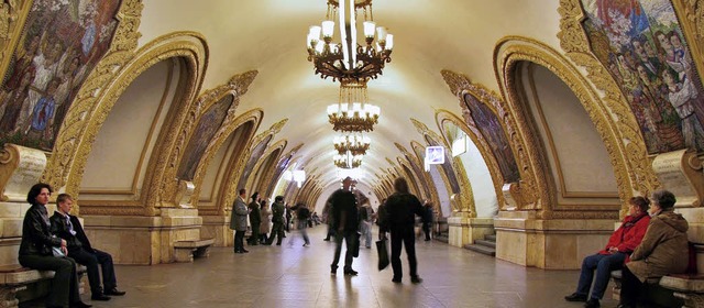 Sieht aus wie ein Museum: Die  prunkvolle  Metrostation Kiewskaja in Moskau   | Foto: Ullstein/AFP