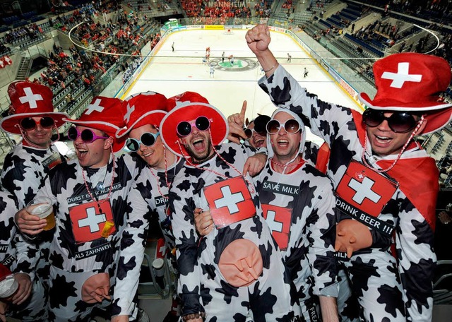 Sie haben Mannheim &#8222;erobert&#8220;: Schweizer Eishockey-Fans in Kostmen   | Foto: dpa