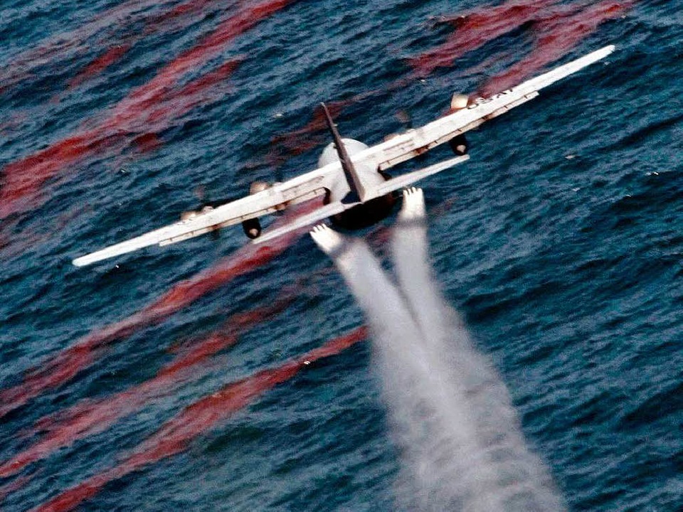 Mit Chemie versucht BP den Ölteppich zumindest teilweise bekämpfen zu können.   | Foto: AFP