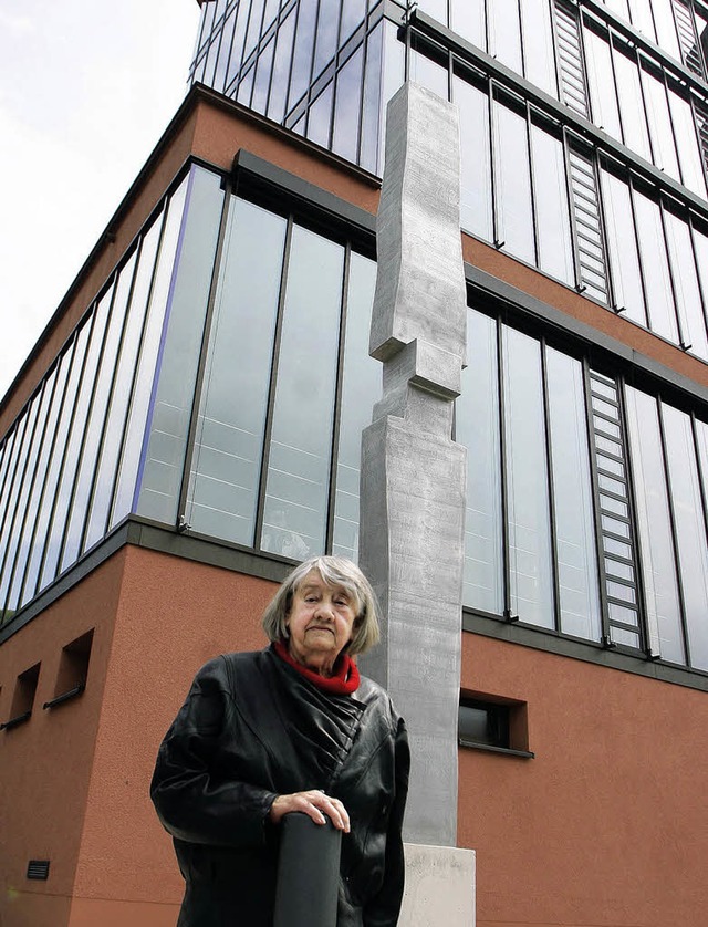 Margot Eberle und ihre Stele &#8222;Vertrauen&#8220; vor dem rztehaus  | Foto: fssel