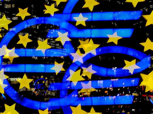 Das Eurosymbol vor der Europischen Ze...genommen mit einer Mehrfachbelichtung   | Foto: dpa