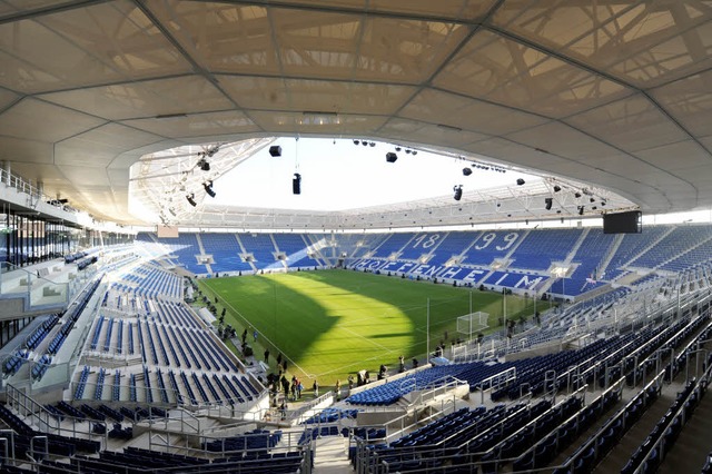 Blau-weier Fuballtempel auf der grnen Wiese: Die Rhein-Neckar-Arena  | Foto: dpa