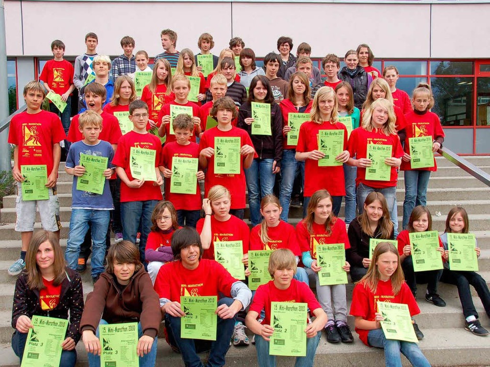 Mit Urkunden wurden die Schülerinnen u... am Mini-Marathon teilgenommen hatten.  | Foto: Juliane Kühnemund
