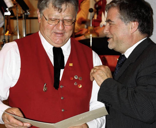 Bernhard Metzger ehrte Fritz Schweizer...n mit der groen goldenen Ehrennadel.   | Foto: Barbara Schmidt