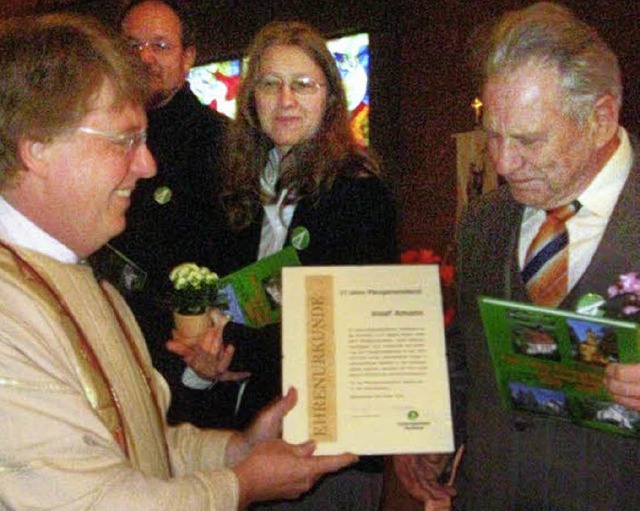 Pfarrer Hubert Reichardt verabschiedet Josef Amann (rechts).  | Foto: Axel Drber