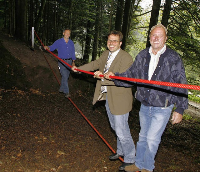 Brgermeister Carsten Gabbert und die ...n die Seilbrcke auf dem Waldspielweg.  | Foto: heidi fssel