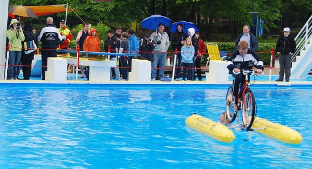 Spa hatten wenigstens die Mitglieder ...nd der SSG  bei der Freibaderffnung.   | Foto: SEDLAK