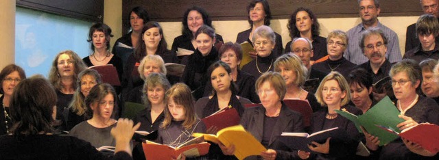 Der Gospel-Projektchor bei seinem Auftritt in Ehrenkirchen.  | Foto: Miriam Dippe