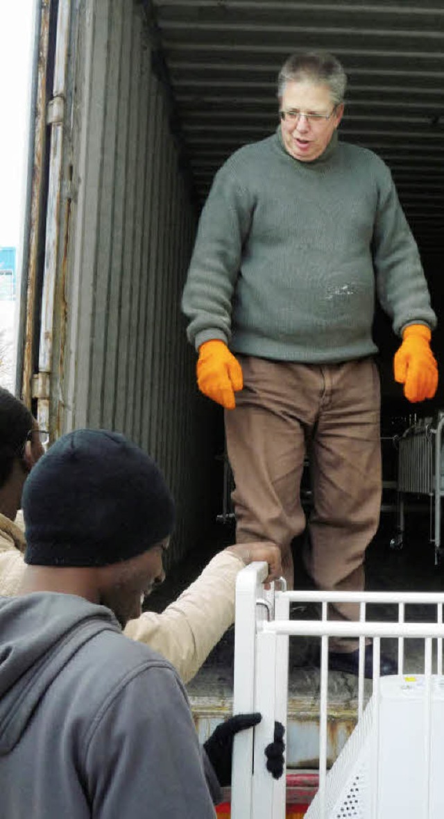 Eine Ladung Hilfe: Charly Gremmelspacher beim Verladen von Gtern   | Foto: privat