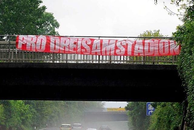 Rätselhafte Banner gegen den Stadion-Neubau in Freiburg