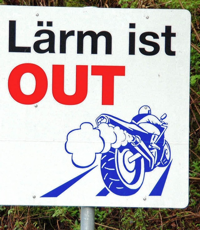Dieses Schild an der Strae nach Prg ...essiert Raser auf heien fen nicht.    | Foto: Ulrike Jger