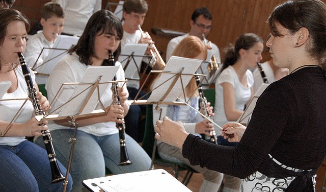 Die Orchesterteenies der Stadtmusik st...t unter der Leitung von Ellen Winzer.   | Foto: Daniel Gramespacher