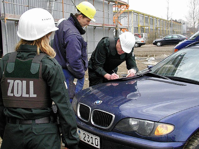 Mit Kontrollen auf Baustellen berfhrt der Zoll hufig illegale Leihfirmen.   | Foto: Zoll