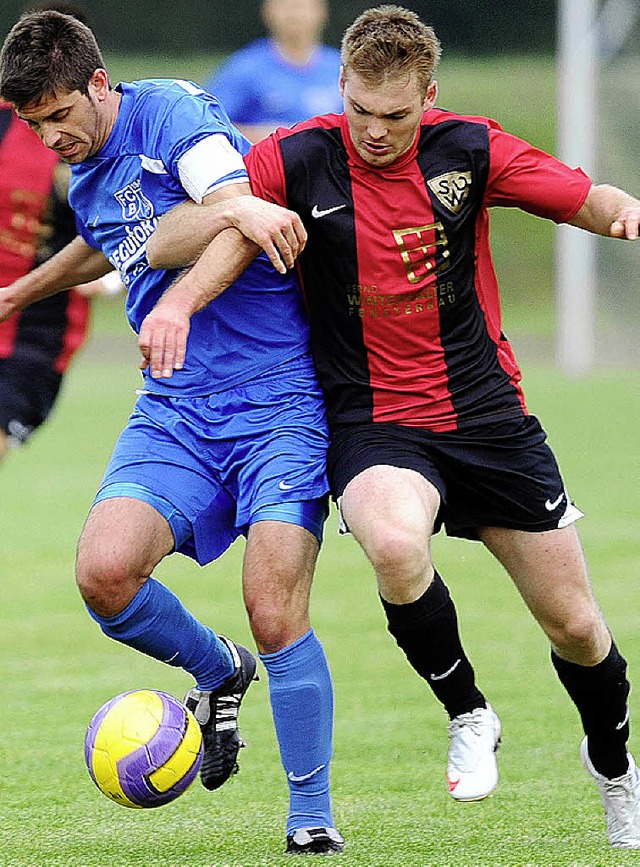 Torschtzen im Duell: der Btzinger Fr... (li.) gegen den Weiler Jochen Brgin   | Foto: schn