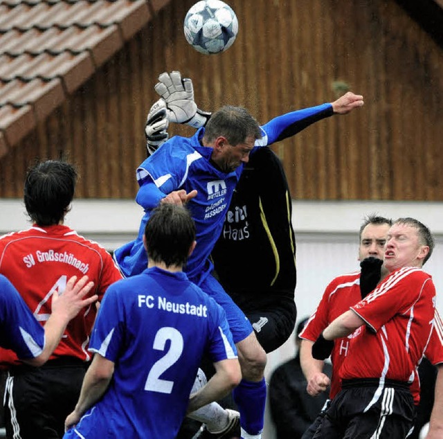 Hochbetrieb vor dem Groschnacher Tor...b, Christopf Bruhn (Nr. 2) schaut zu.   | Foto: Seeger