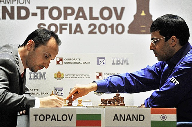 Hohe Spielkunst, krasse Fehler: Wesselin Topalow (links) und Viswanathan Anand   | Foto: afp