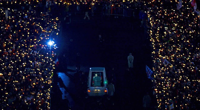 Der Papst in seinem Mobil bei der Kerzenprozession in Fatima  | Foto: dpa