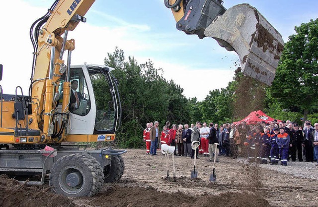 Brgermeister Hollemann griff nicht nu...eue Rettungszentrum gleich zum Bagger.  | Foto: Frank Kiefer