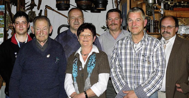 Dietmar Schwarz (rechts) ehrte Jens Bo... Mitgliedschaft im Skiclub Blasiwald.   | Foto: Ute Aschendorf