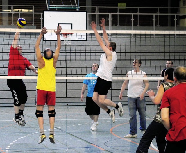 Aktive Mnner am Netz &#8211; Volleyball in der Ball-Nacht   | Foto: w. knstle