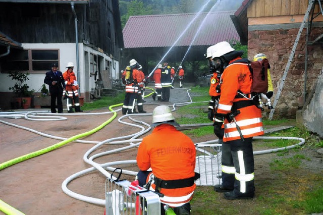 Lschangriff  bei der gemeinsamen bun...eister Jrg Berger(schwarze Kleidung).  | Foto: Hans-E. Meidhof