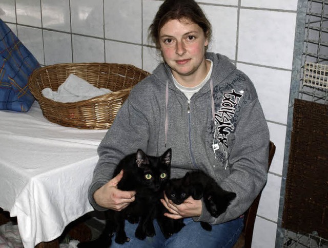 Tierheimleiterin Karola Kunze mit ihren Zglingen.   | Foto: Paul Schleer