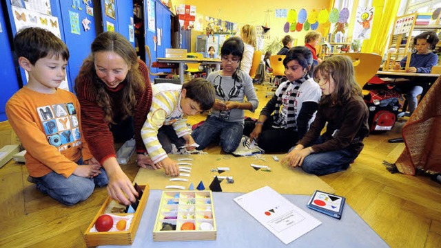 In der Familienklasse werden die Lortz..., von links)  mit Lehrerin Gabi Hess.   | Foto: thomas kunz