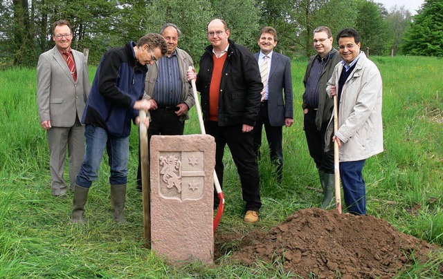 Das Duplikat des historischen Grundste...enheims Ortsvorsteher Jochen Strosack.  | Foto: Dieter  Fink