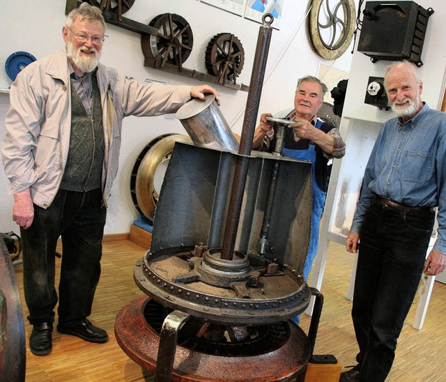 Freude an der neuen Turbine: Hans Zipf... Becker (von links) im Energiemuseum.   | Foto: Peter Schtz