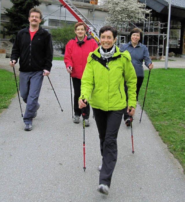Die Teilnehmer beim Nordic-Walking-Lau...schiert Trainerin Doris Strittmatter.   | Foto: Susanne Filz