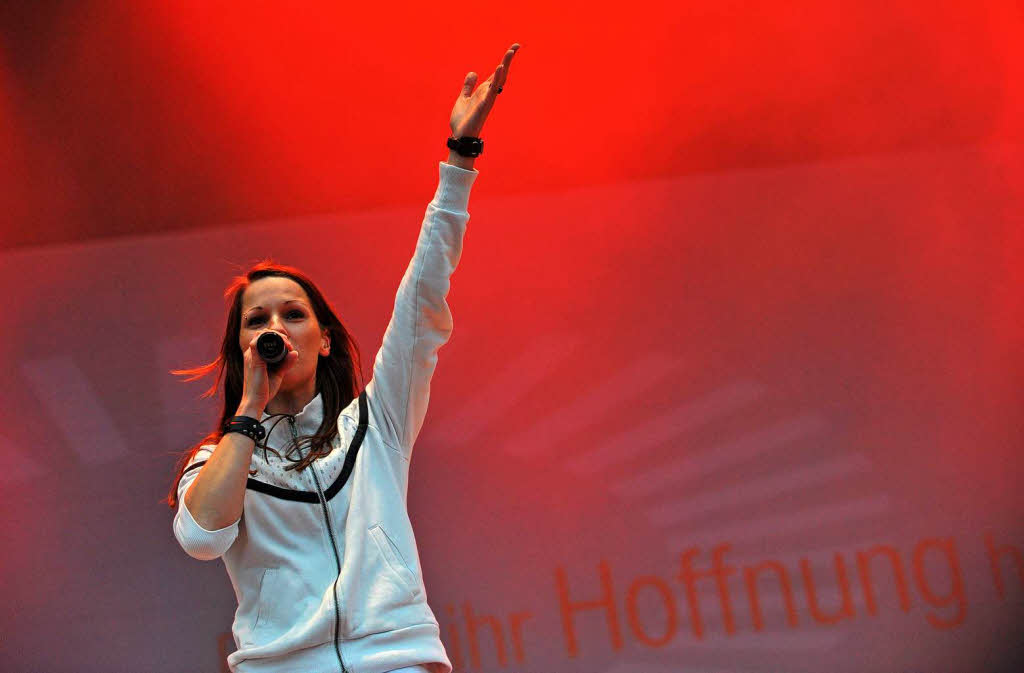 Die sterreichische Sngerin Christina Strmer tritt beim Jugendkonzert "Mnchen rockt fr eine Welt" auf der Theresienwiese auf.