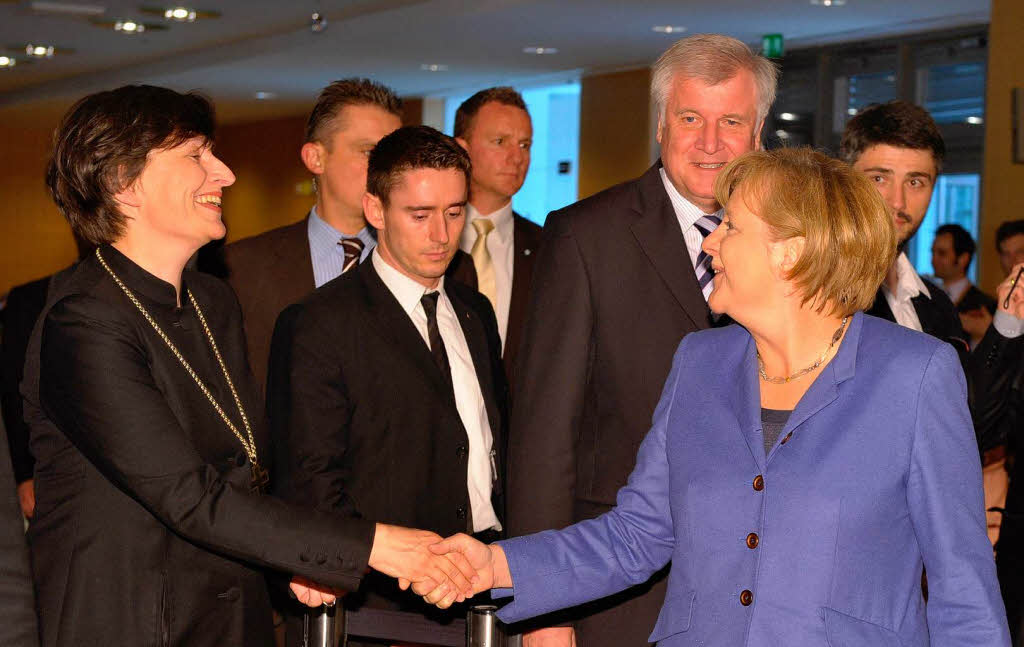 Bundeskanzlerin Angela Merkel (r, CDU) und die Nrnberger Regionalbischfin Elisabeth Hann von Weyhern.