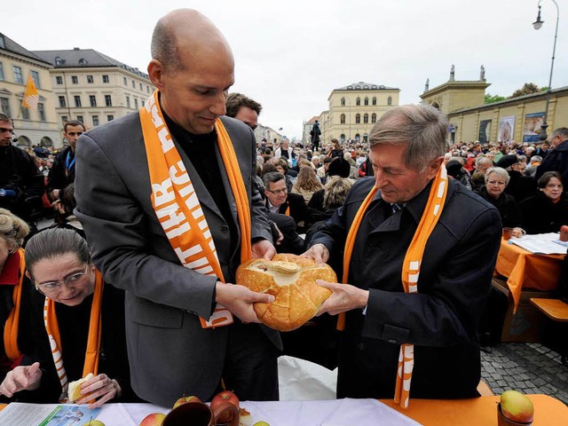 Einig&#8217; Vesper: Protestant Nagel und Katholik Glck (r.) brechen das Brot.  | Foto: ddp