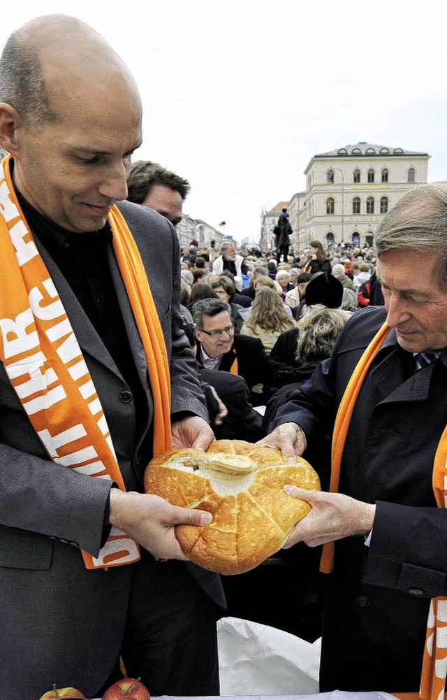 Einig&#8217; Vesper: Protestant Nagel und Katholik Glck (r.) brechen  das Brot  | Foto: ddp