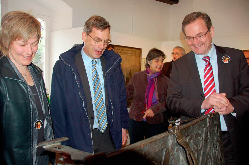 Blick in die leere (Kreis-)Kasse, rechts Sparkassenchef Klaus-Dieter Sauer und ein betreten dreinschauender Landrat Hanno Hurth