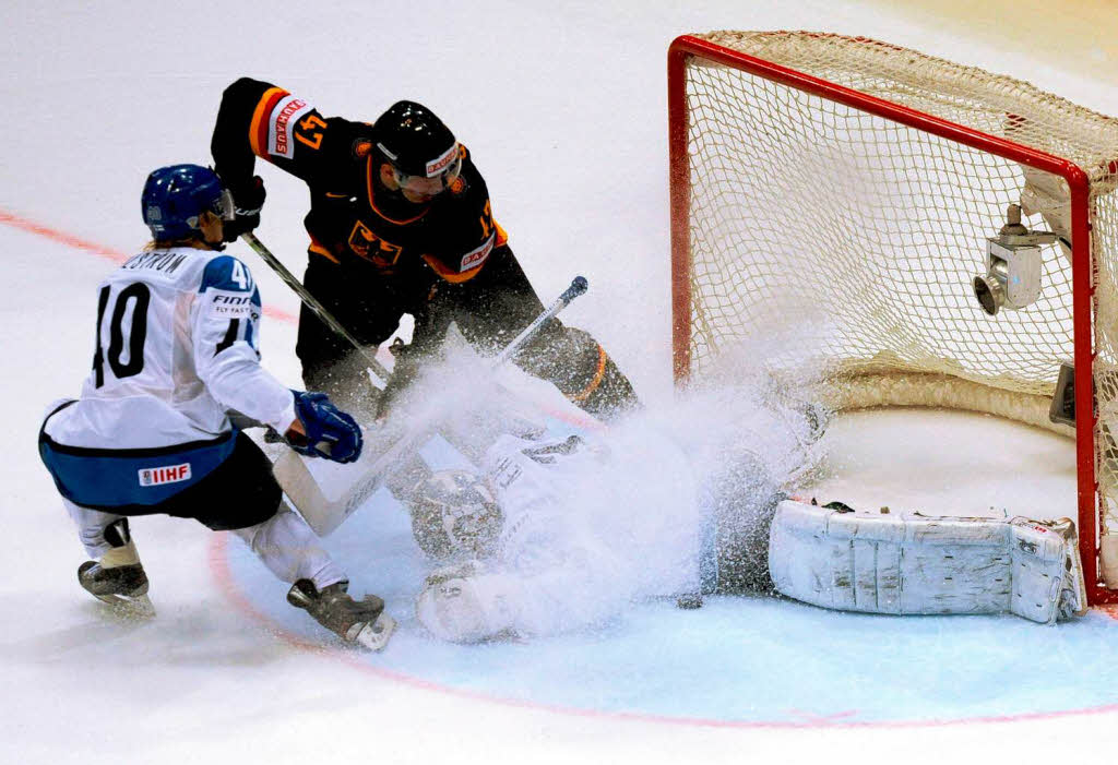 „Eis? Will jemand Eis?“ Finnlands Goalie Petri Vehanen hat gerufen und bekommt eine Ladung gefrorenen Nasses.