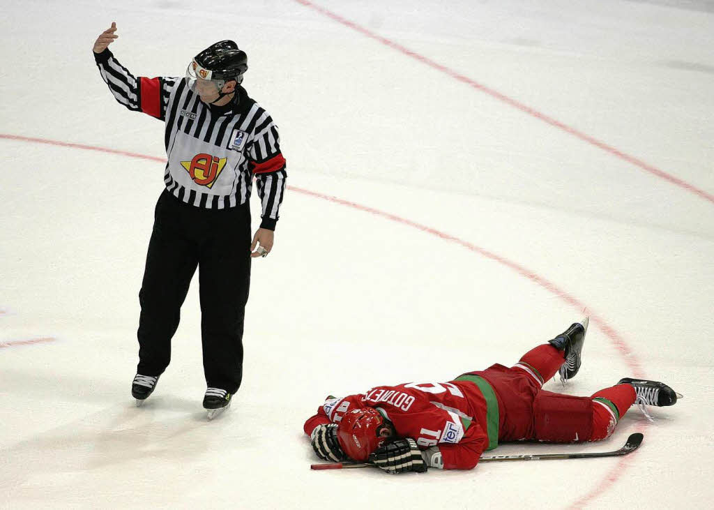 Irgendwann steht auch ein Eishockeyspieler nicht mehr so schnell auf: Kirill Gotovets (Weirussland) muss verletzt vom Eis.