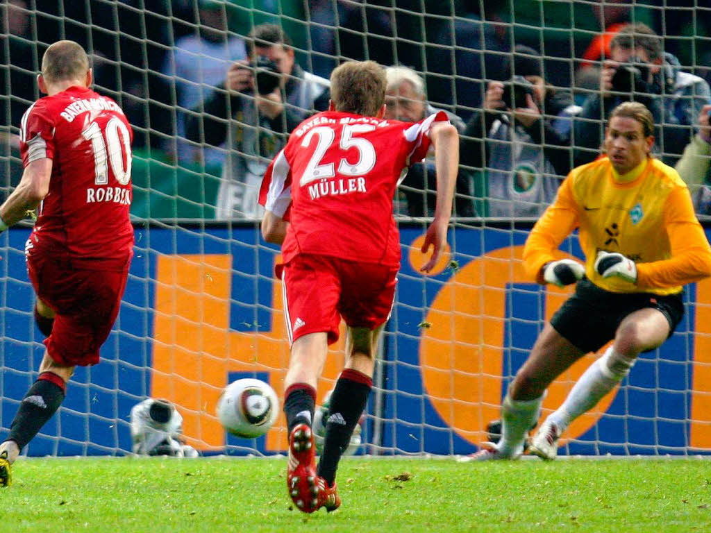 Gleich schlgt es ein: Arjen Robben verwandelte einen Handelfmeter zum 1:0 und brachte Bayern einmal mehr auf die Siegerstrae.