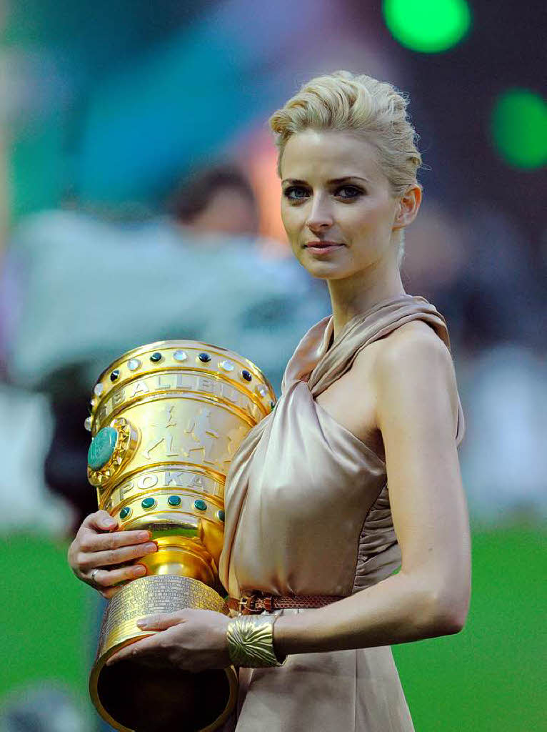 Model Eva Padberg durfte den Pokal vor dem Spiel in Hnden halten.
