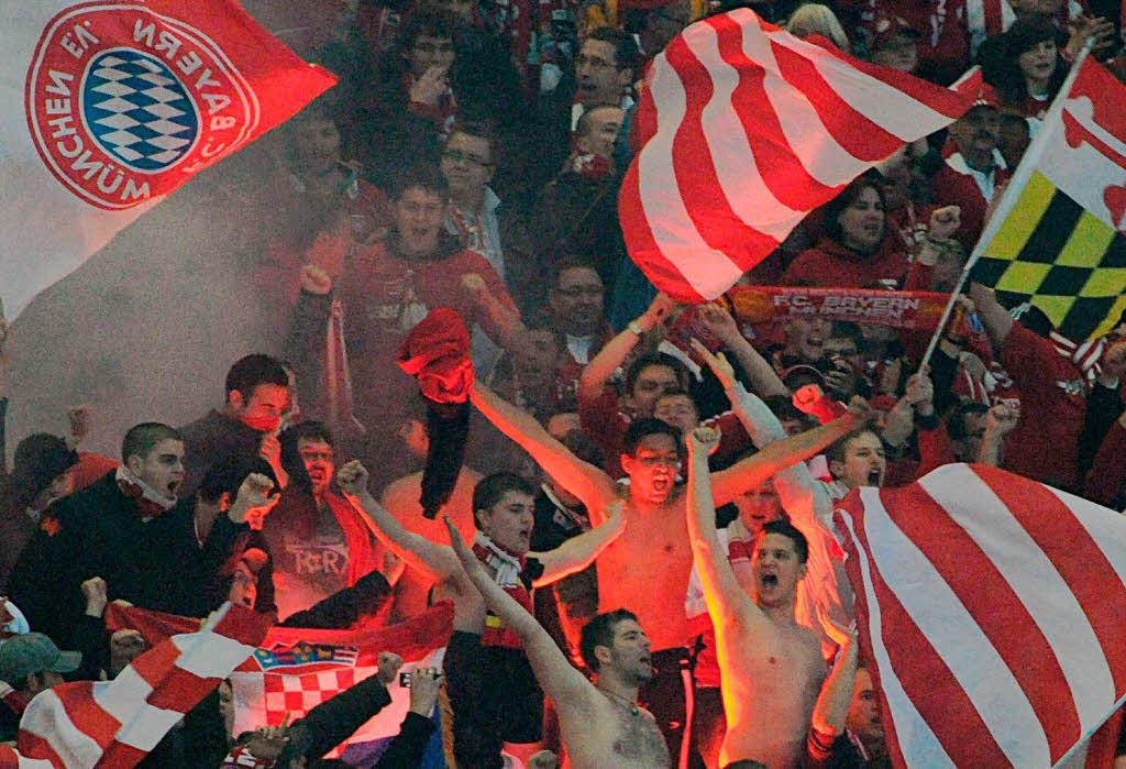 Die Bayern-Fans kommen aus dem Feiern gar nicht mehr heraus.