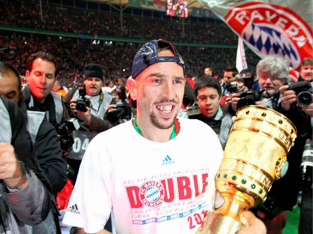 Mit seiner „Familie“ des FC Bayern kann Ribery nun das historische Triple erreichen.