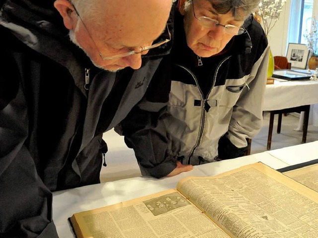 Doris und Karl-Wilhelm Hofmann waren  ... die historischen Ausgaben bltterten.  | Foto: Markus Zimmermann-Drkop