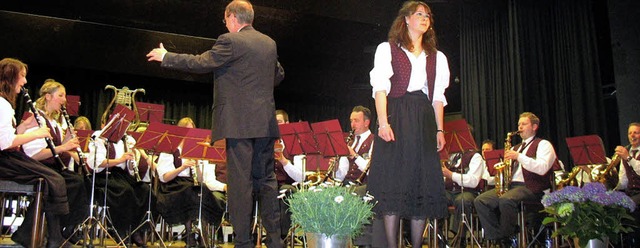 Begeisternde Gesangssolistin: Sabrina ...nd der Musikverein Waldau im Konzert.   | Foto: Gaby Beha