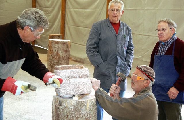 Die Vogeltrnke von Hubert Meier erhl...rmeister Roland Fritz (rechts unten).   | Foto: Ulrike Jger